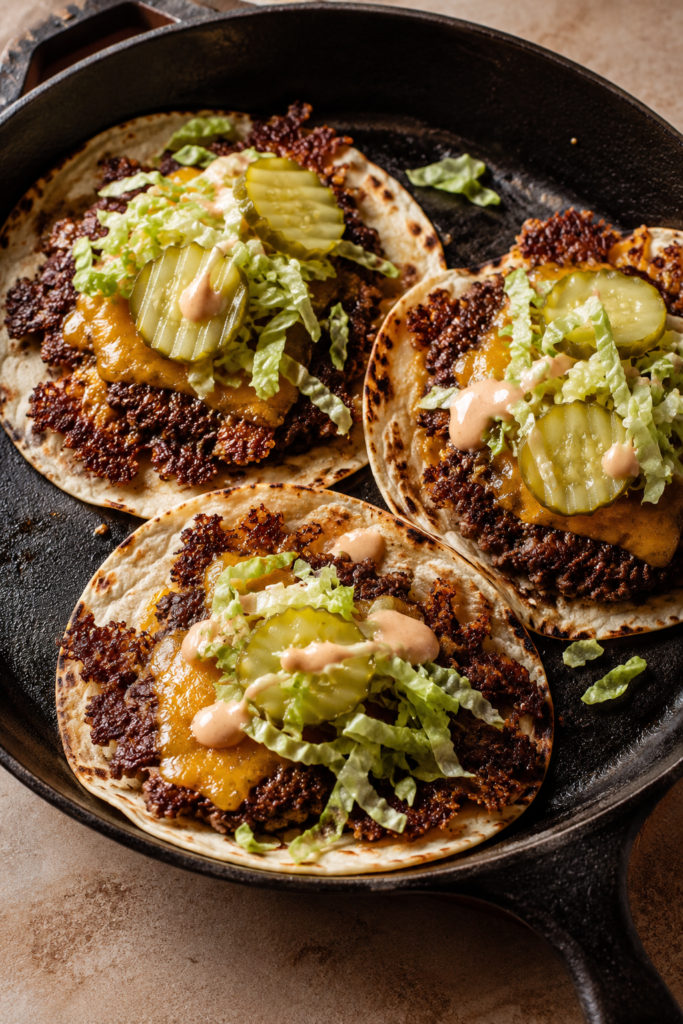 Smashburger-Tacos aus der Pfanne fertig angerichtet