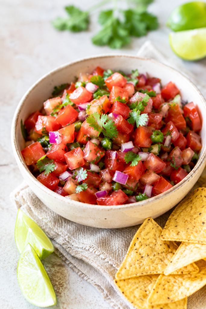 Pico de Gallo mit Limette fertig angerichtet
