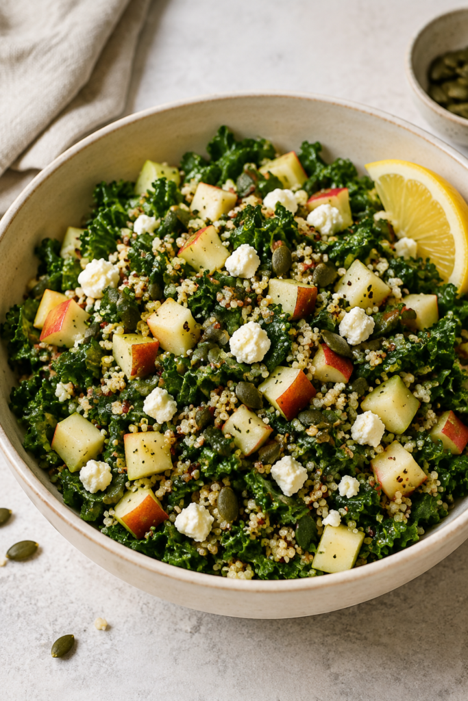 Grünkohl-Quinoa-Salat mit Zitronen-Dijon-Dressing fertig angerichtet