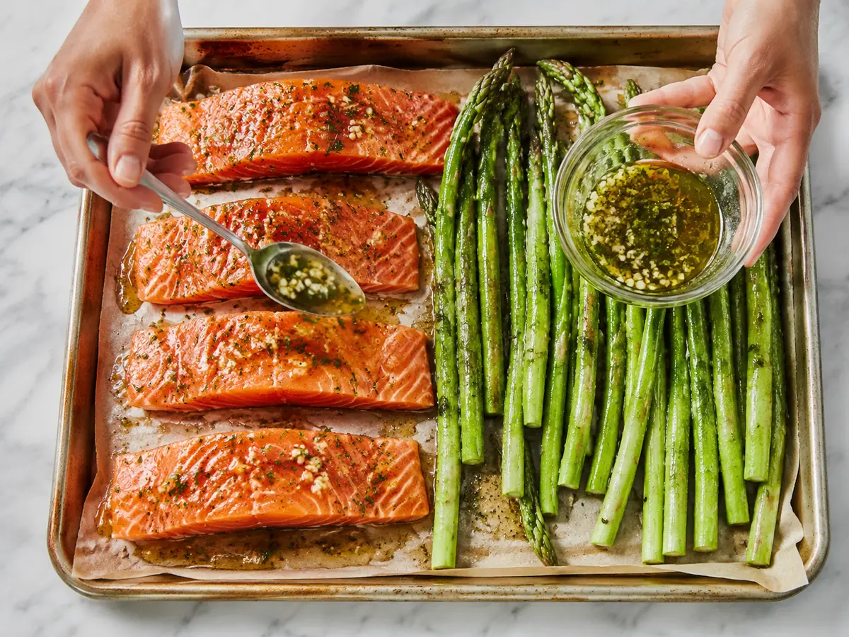 Lachs und grüner Spargel werden mit Knoblauch-Kräuterbutter vorbereitet
