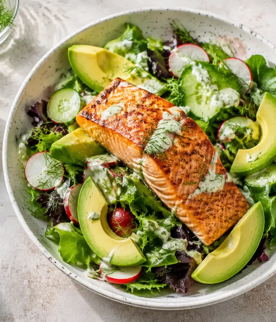 Frischer Lachs-Salat mit Avocado und cremigem Dill-Dressing