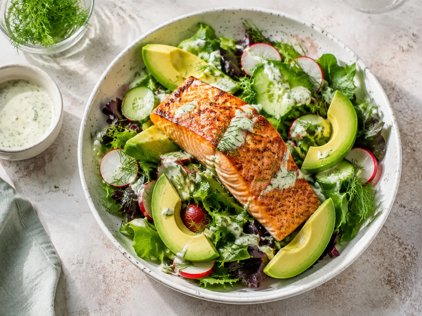 Frischer Lachs-Salat mit Avocado und cremigem Dill-Dressing
