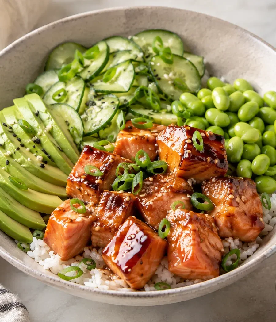 Teriyaki-Lachs-Bowl mit Reis, Avocado, Gurke und Edamame